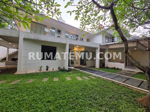 Rumah di Kebayoran Baru Unfurnished Huk Taman, Jakarta Selatan