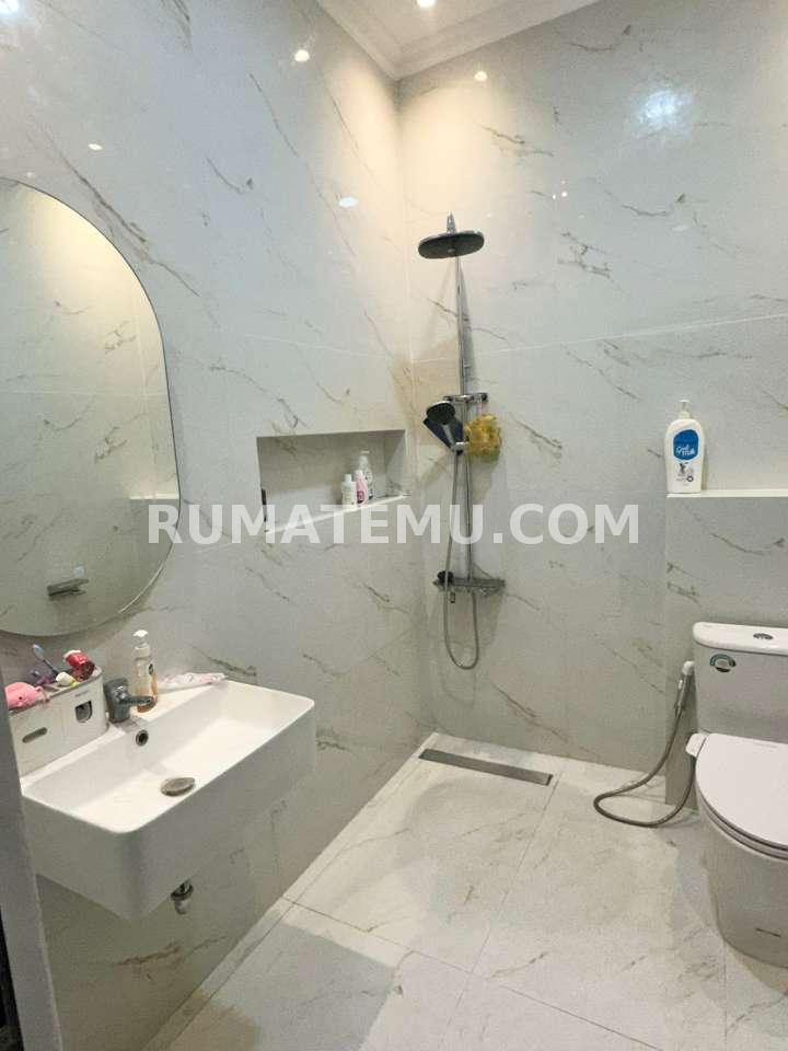 Dijual Rumah Mewah 3 Lantai Hook Ada Balkon dan Basement Seperti Di Mall di Legenda Wisata 