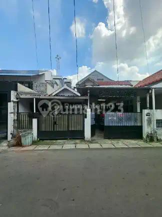 Rumah Lama dengan Pavilion Kost+An di Radio Dalam. Lokasi Strategis Tenang dan Nyaman.