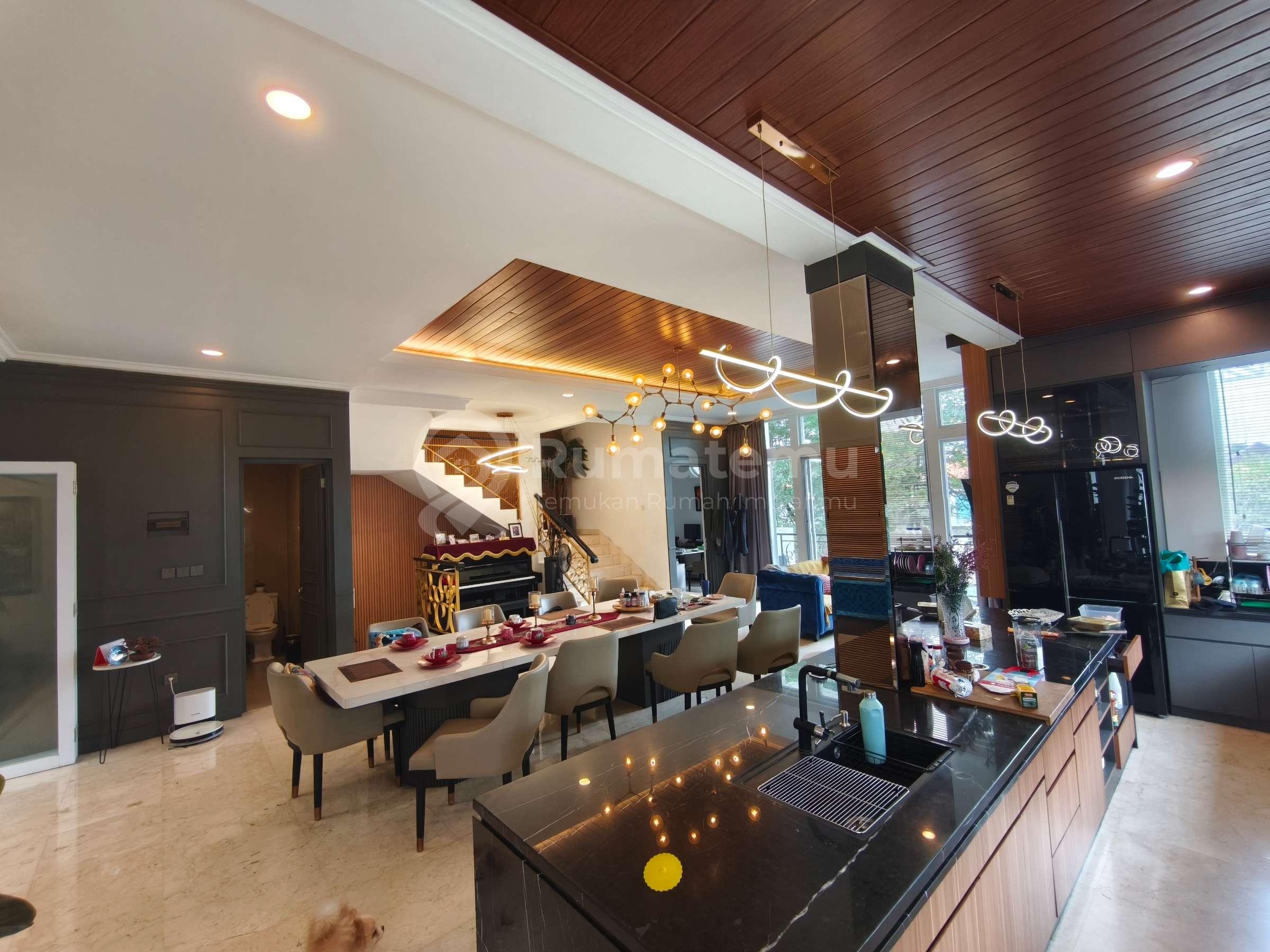 rumah di meruya selatan, cluster maja residence. lokasi sangat tenang dan strategis. rumah sebrang club house dan taman. rumah bangunan full furnish mewah dan interior bagus. ada kolam renang pribadi. harga 7,3 milyar nego