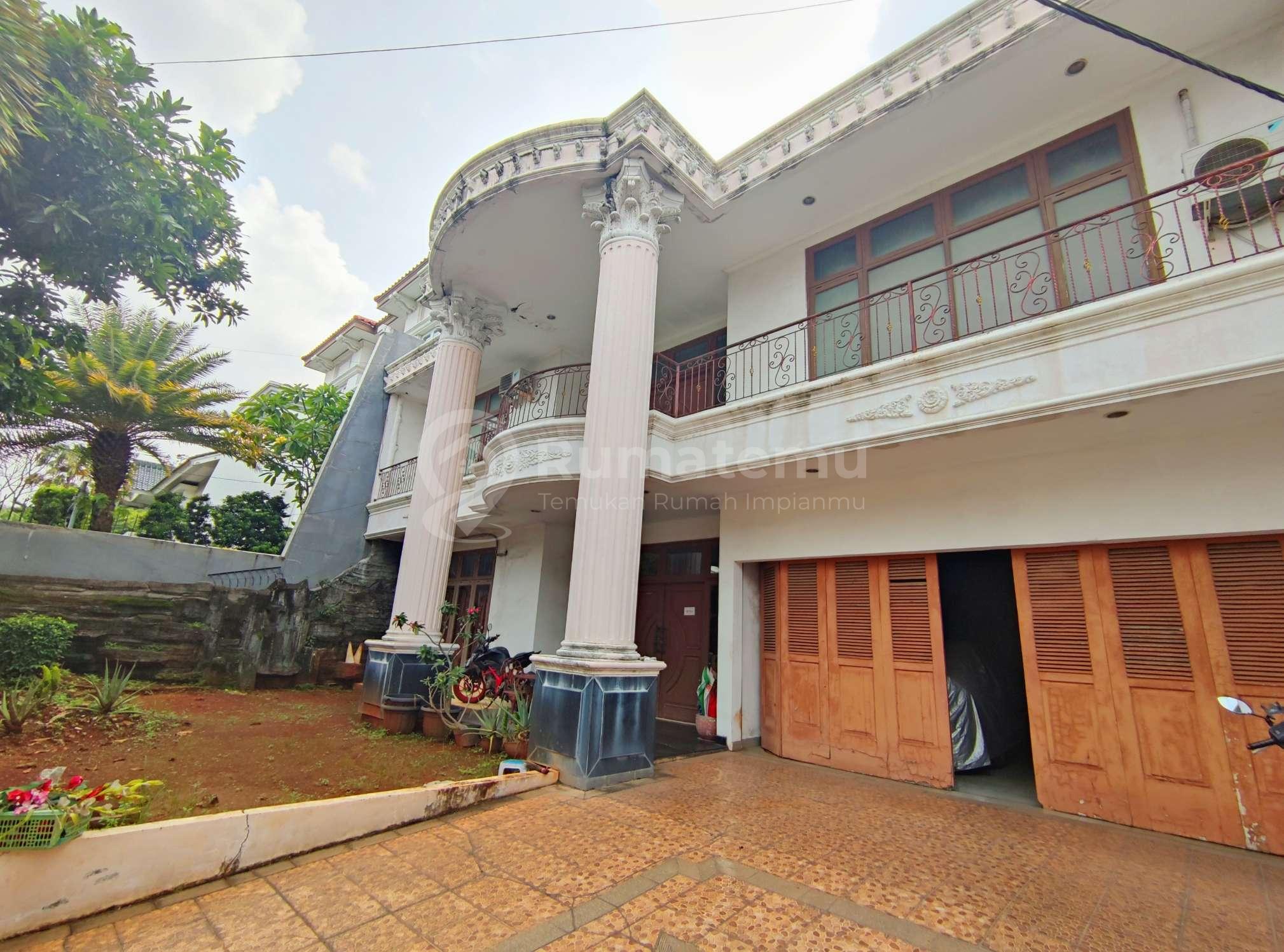 RUMAH PURI INDAH DALAM KOMPLEK TENANG JALAN LEBAR JAKARTA BARAT