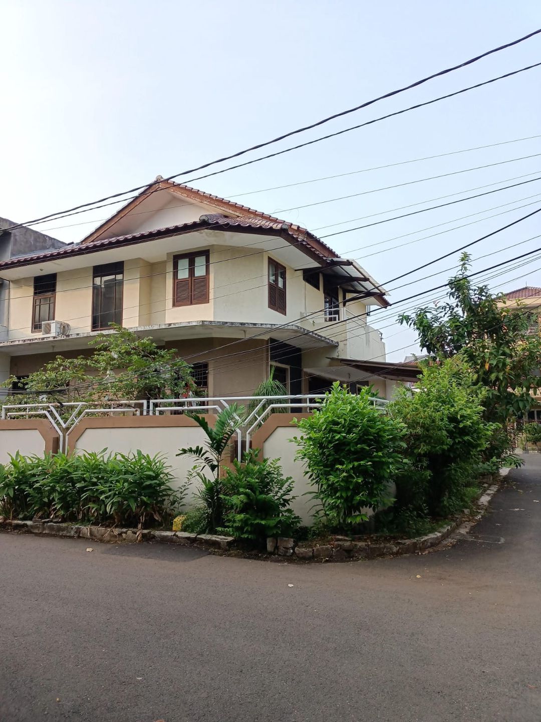 Rumah Posisi Hook Taman Aries Jakarta Barat