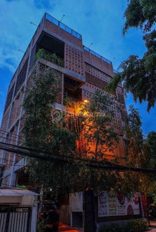 kantor di menteng area, lokasi prime menteng jalan raya pusat. lokasi strategis dengan akses toll dan busway. uk 246m². bangunan 4 lantai. 