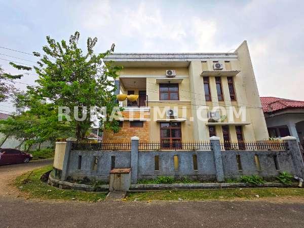 Rumah Griya Loka Huk dengan Taman Bsd, Tangerang Selatan